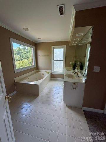 232 40th Avenue Drive NW, Hickory, NC 28601