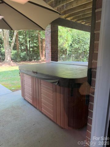 232 40th Avenue Drive NW, Hickory, NC 28601