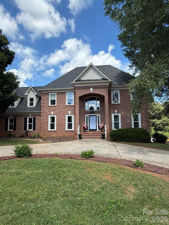 232 40th Avenue Drive NW, Hickory, NC 28601
