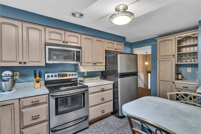 607 Westland Dr, Hempfield Twp, PA 15601