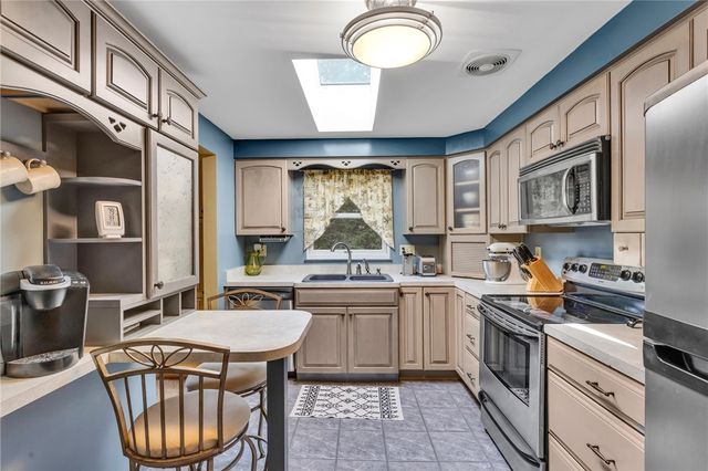 607 Westland Dr, Hempfield Twp, PA 15601