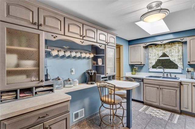 607 Westland Dr, Hempfield Twp, PA 15601