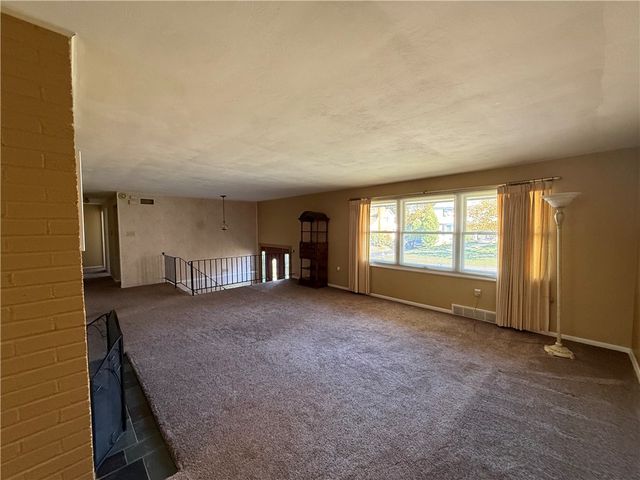 607 Westland Dr, Hempfield Twp, PA 15601