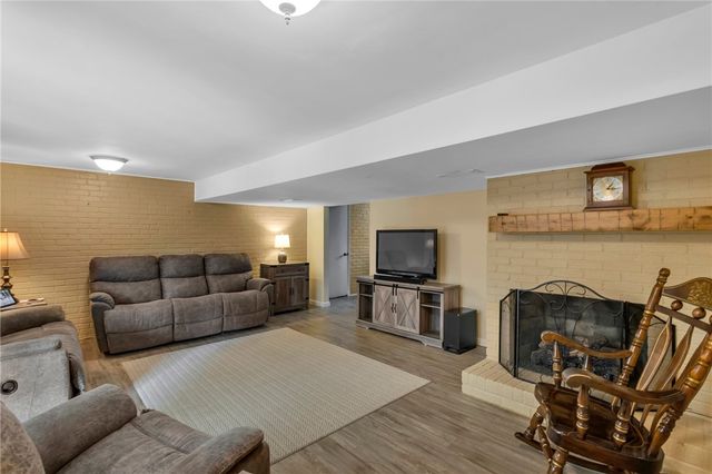 607 Westland Dr, Hempfield Twp, PA 15601