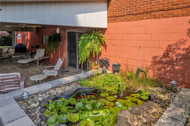 607 Westland Dr, Hempfield Twp, PA 15601