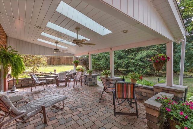 607 Westland Dr, Hempfield Twp, PA 15601