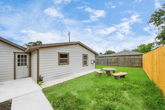 5903 Belneath Street B, Houston, TX 77033
