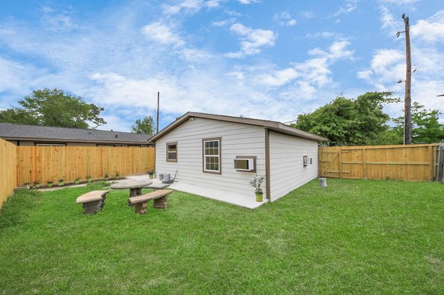 5903 Belneath Street B, Houston, TX 77033