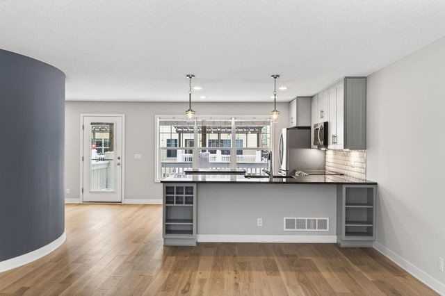 1667 Arona Street 8, Falcon Heights, MN 55108