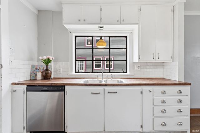 403 Englewood Court, Fort Wayne, IN 46807