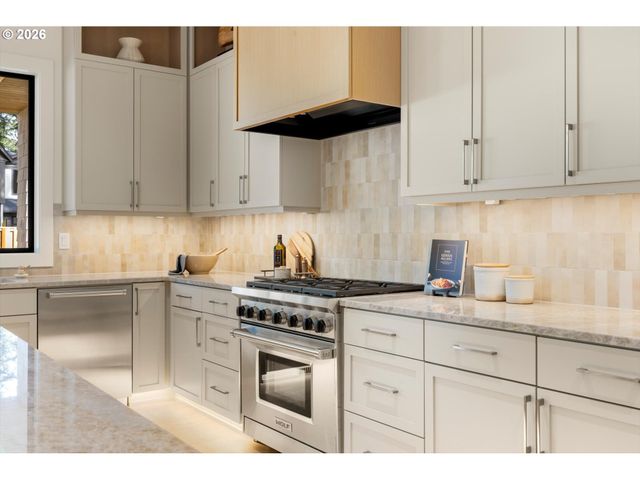 3525 LAKE GROVE Ave, Lake Oswego, OR 97035