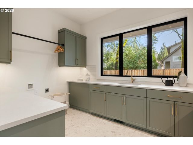 3525 LAKE GROVE Ave, Lake Oswego, OR 97035