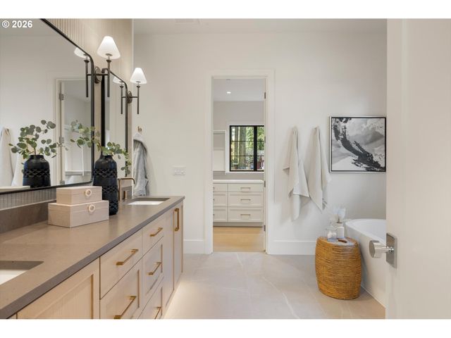 3525 LAKE GROVE Ave, Lake Oswego, OR 97035