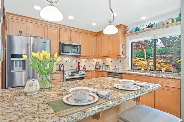 7671 Greenhaven Dr, Sacramento, CA 95831