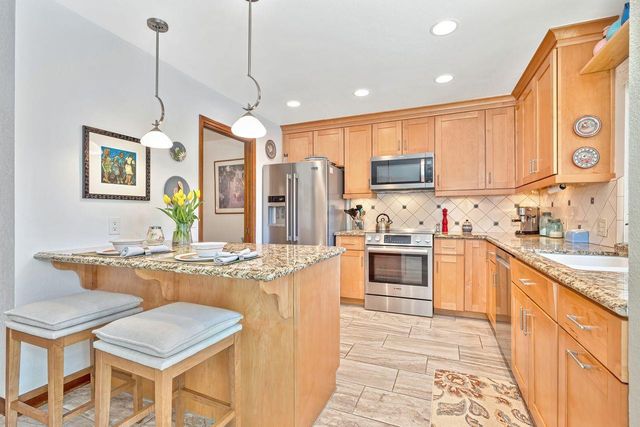 7671 Greenhaven Dr, Sacramento, CA 95831