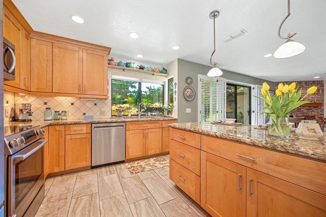 7671 Greenhaven Dr, Sacramento, CA 95831