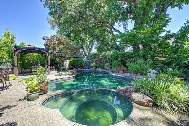 7671 Greenhaven Dr, Sacramento, CA 95831