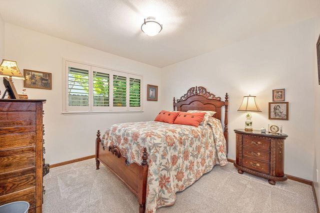 7671 Greenhaven Dr, Sacramento, CA 95831