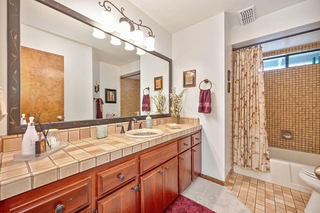 7671 Greenhaven Dr, Sacramento, CA 95831