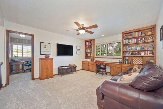 7671 Greenhaven Dr, Sacramento, CA 95831