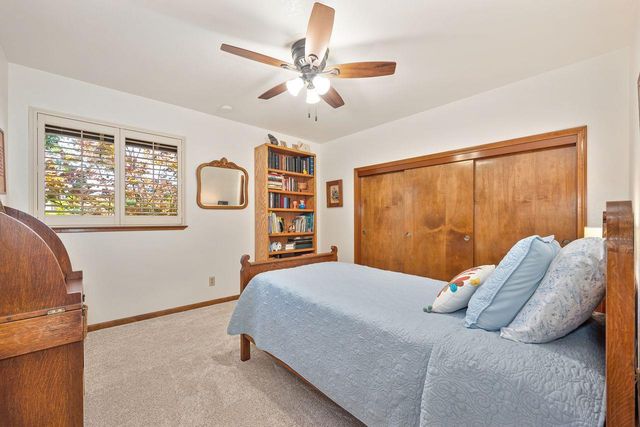 7671 Greenhaven Dr, Sacramento, CA 95831