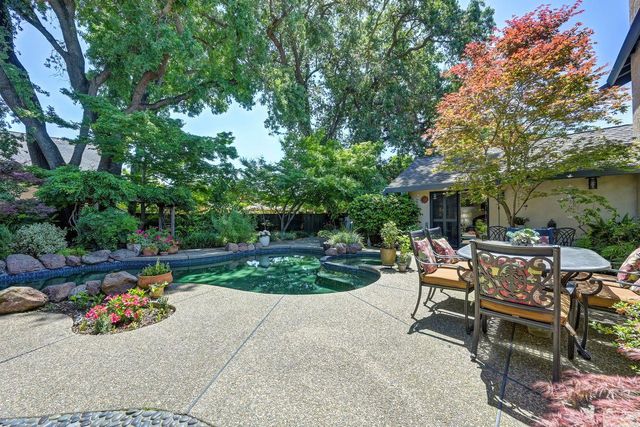 7671 Greenhaven Dr, Sacramento, CA 95831