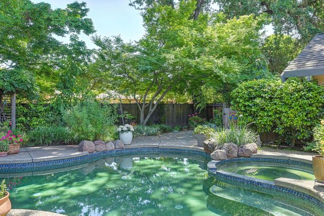 7671 Greenhaven Dr, Sacramento, CA 95831
