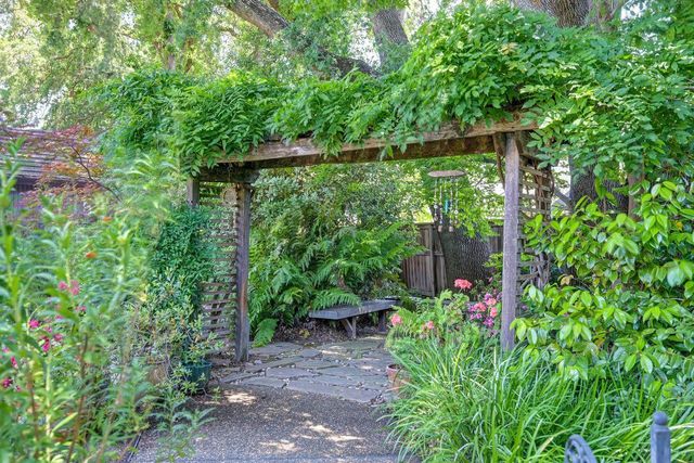 7671 Greenhaven Dr, Sacramento, CA 95831