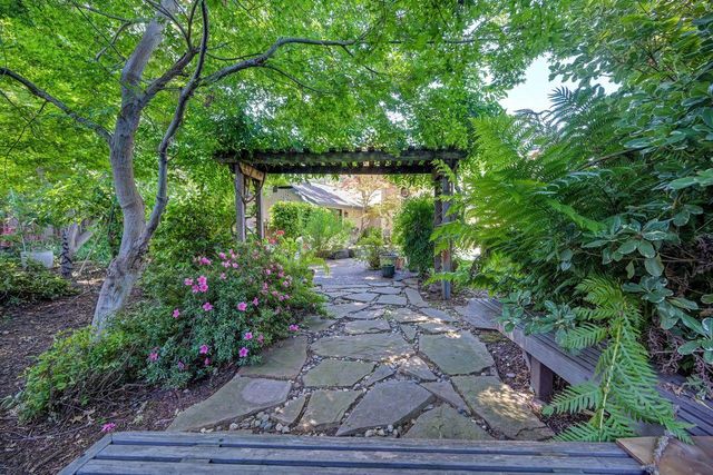 7671 Greenhaven Dr, Sacramento, CA 95831