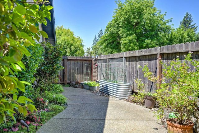 7671 Greenhaven Dr, Sacramento, CA 95831