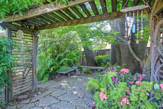 7671 Greenhaven Dr, Sacramento, CA 95831