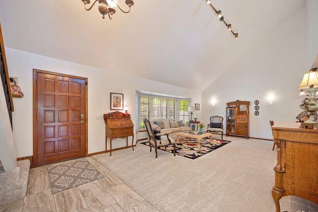 7671 Greenhaven Dr, Sacramento, CA 95831