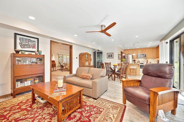 7671 Greenhaven Dr, Sacramento, CA 95831