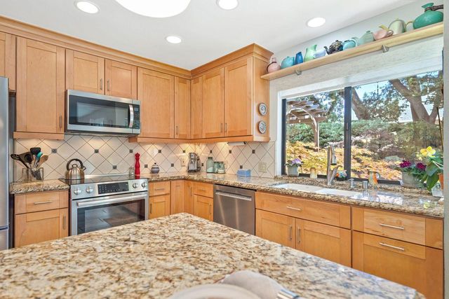 7671 Greenhaven Dr, Sacramento, CA 95831