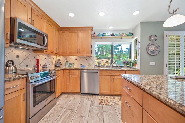 7671 Greenhaven Dr, Sacramento, CA 95831
