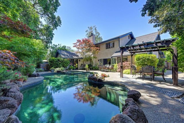 7671 Greenhaven Dr, Sacramento, CA 95831