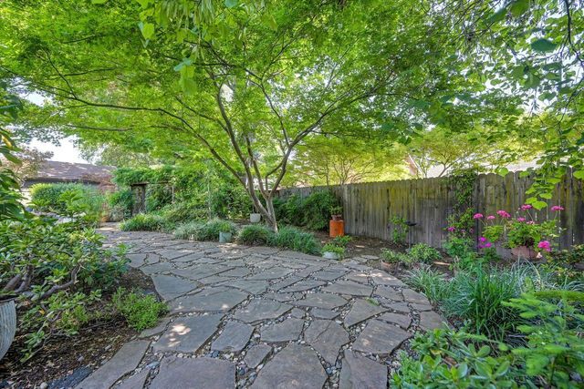 7671 Greenhaven Dr, Sacramento, CA 95831