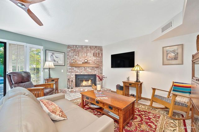 7671 Greenhaven Dr, Sacramento, CA 95831