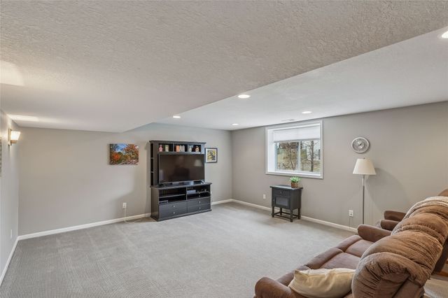 1511 Nine Iron Drive, West Des Moines, IA 50266