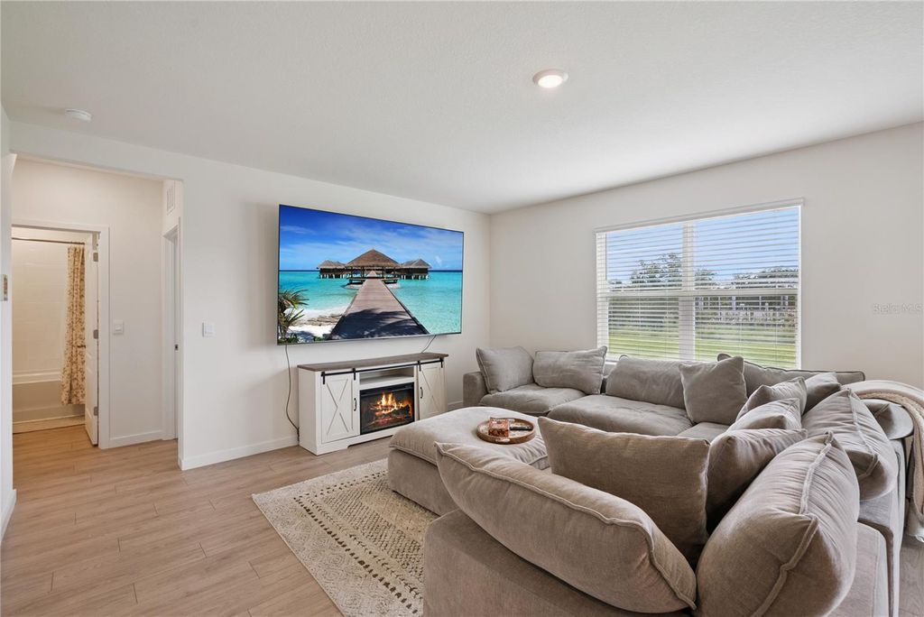 Image 15 of property listing at 3918 ROYAL AZALEA WAY, Sanford, FL 32773
