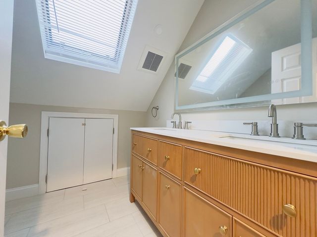 82 Elmer Rd 1, Boston, MA 02124