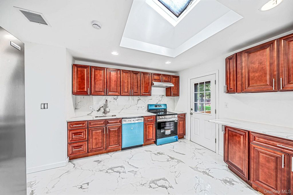 39 Pond Path, Lake Grove, NY 11755 — photo 4