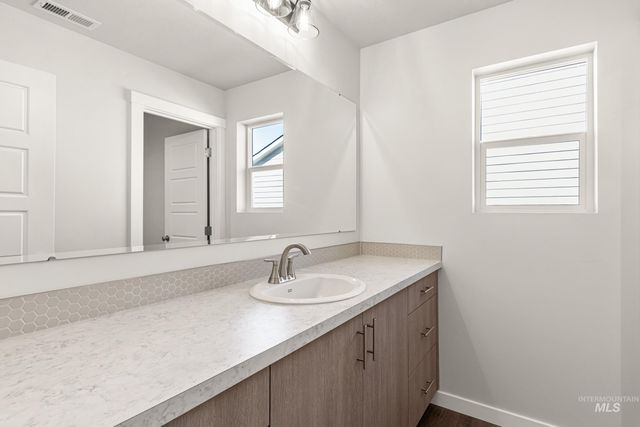 5186 E Phelps Lake Dr, Nampa, ID 83687