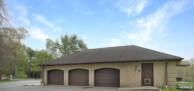 931 Marie Court, Franklin Lakes, NJ 07417