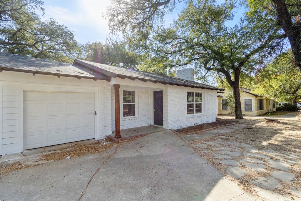 2029 Lynnhaven Road, Fort Worth, TX 76103 — exterior