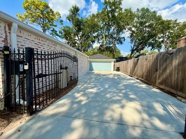 10206 Burgoyne Road, Houston, TX 77042