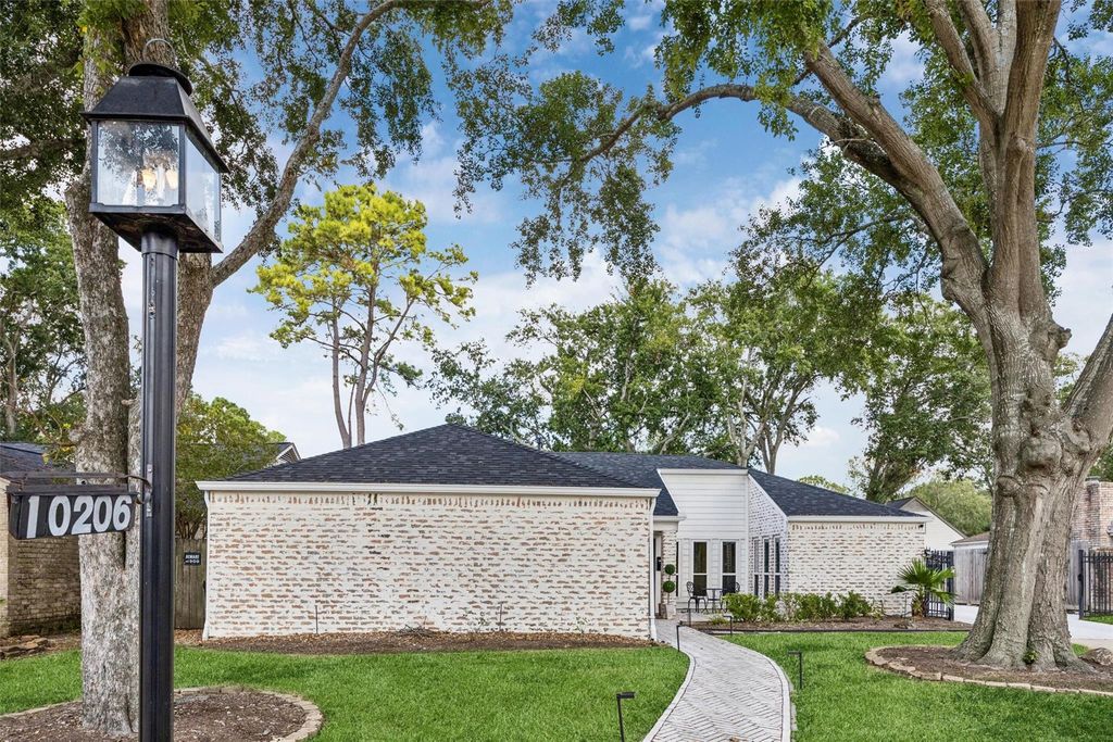 10206 Burgoyne Road, Houston, TX 77042