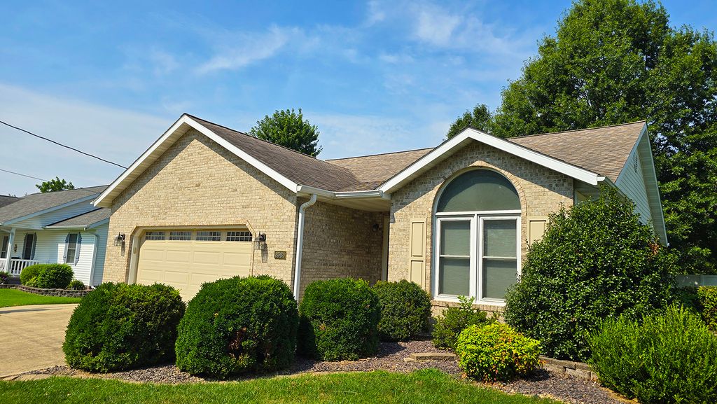 Image 1 of property listing at 2530 S Pine Street, Centralia, IL 62801
