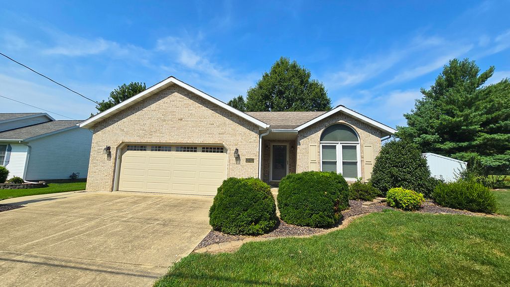 Image 2 of property listing at 2530 S Pine Street, Centralia, IL 62801