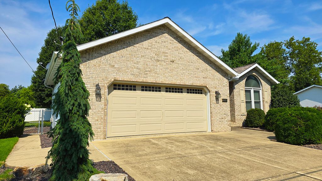 Image 5 of property listing at 2530 S Pine Street, Centralia, IL 62801
